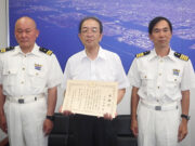 当会監事が川崎海上保安署長より感謝状を贈られました。