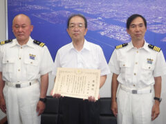 当会監事が川崎海上保安署長より感謝状を贈られました。